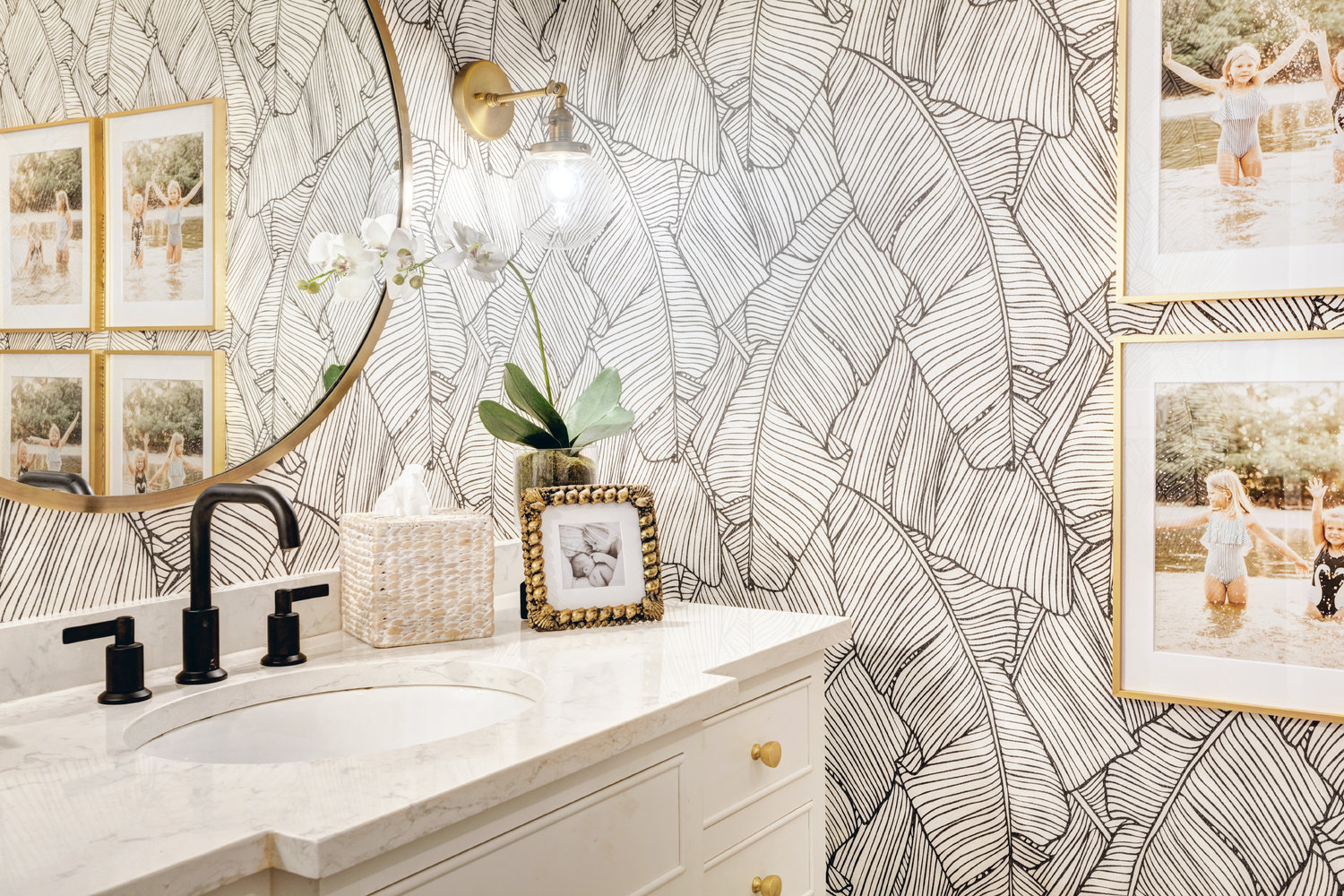 palm-leaf-wallpaper-bathroom-01